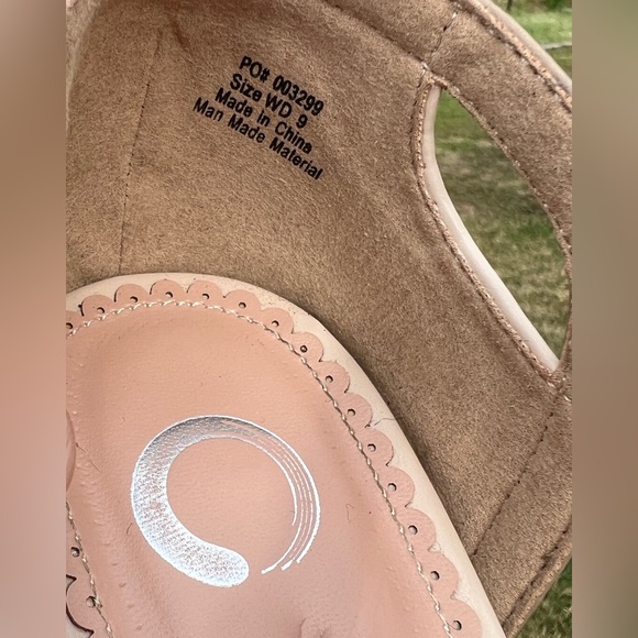 Journee Collection Olina Pump Size 9W - Picture 7 of 8